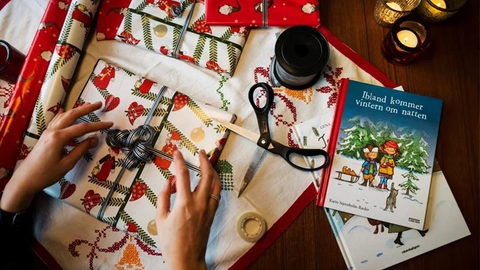 SÄKER JULKLAPP. Böckerna behåller sin ställning som säkra kort under julgranen. I år väntas försäljningen till och med öka lite grand inför jul.