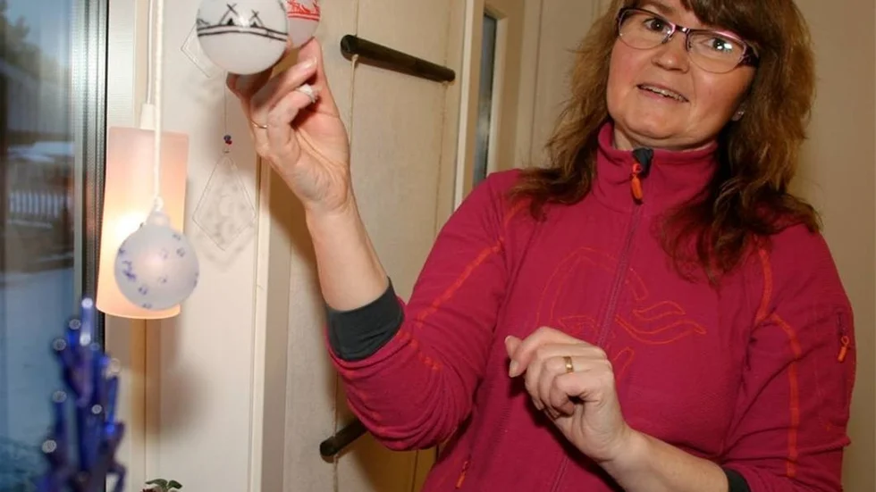 GLAD I GLAS. Glaskonstnären Lena Sandberg Johansson har med hjälp av bidrag från Sámi Duodji startat glasverkstad för barn.