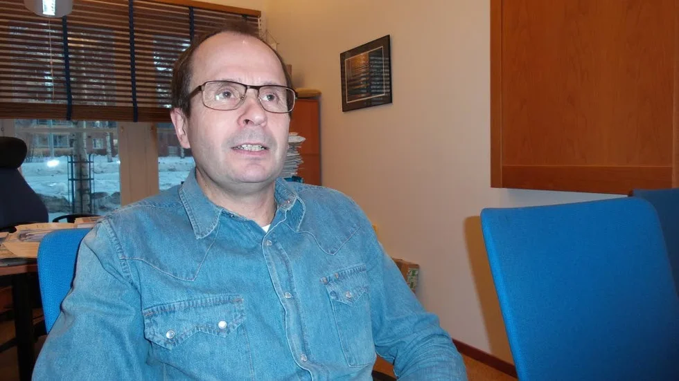 KALKYLERAR. Kalle Lindbäck, kultur- och fritidschef i Kalix, kalkylerar hur mycket ett nytt ridhus skulle kosta.