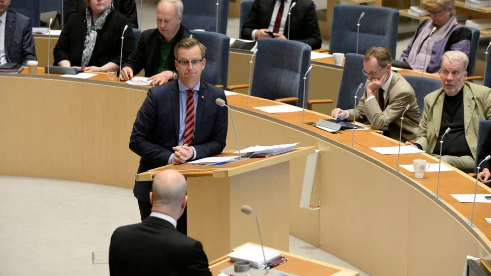 Tydlig debatt. Damberg kan inrte komma ifrån att S vill ha EU-skatt.