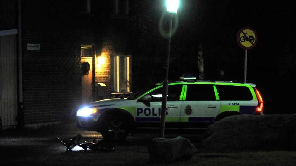 Polisen grep tre män som senare anhölls för misshandeln i Boden. En är nu släppt. (Arkivbild)