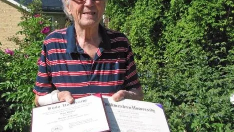 Examensbeviset från 1955 och intyget från utnämningen till hedersdoktor 2000 är två dokument som Sven  Wedin har all anledning att vara stolt över. Med det förstnämnda i handen återvände han från USA till Älvsbyn som Nordens förste logoped.