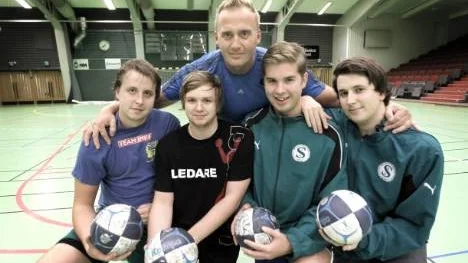 Äldst och yngst i Strömnäs GIF:s division 2-lag i handboll. 39-årige Pierre Johansson har spelat handboll i nästan 27 år och har ingen tanke på att sluta. Här är han tillsammans med ungdomarna i Strömnäs GIF, från vänster: Jonas Berglund, Joel Nyberg, Fredrik Markström och Sebastian Johansson. Saknas på bilden gör Mattias Ingström som gör värnplikten på K 4 i Arvidsjaur.