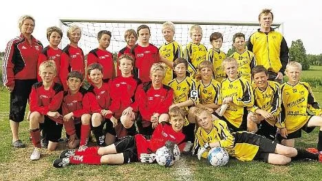 Infjärden/Bölebyn består av 22 spelare från olika byar. I Piteå Summer Games är två lag anmälda och de blandas med spelare från båda föreningarna. Raden högst upp, från vänster: Åsa Nordström, lagledare, Anton Stoltz, Olle Löf, Emilio Johansson, Johan Lundberg, Sebastian Magnusson, Simon Nordlund, Jakob Berglund, Peter Lövgren, Simon Andersson, Dick Lövgren, tränare. Raden längst ner från vänster: Rasmus Jansson, Isak Salomonsson, Niklas Johansson, Linus Lindkvist, John Nordström, Arvid Holmqvist, Elias Wallström, Simon Andersson, Isak Sällström, Linus Öberg. Liggande: Joel Salomonsson och Isak Viklund. Saknas på bilden gör: Elias Wahlberg.
