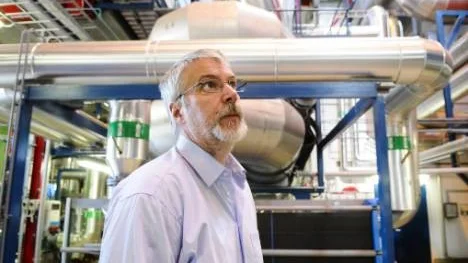 Arvidsjaurs energibolag går på revision för att säkra systemen innan hösten. Målsättningen från början var att producera 45 000 MWh per år. I dag producerar de 40 000. "Vi gjorde ett litet överskott ifjol. Vi behöver ha mer volym för att ha en långsiktig stabil ekonomi", säger Anders Åman, VD.