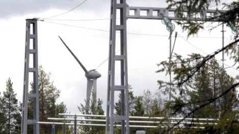 Vindkraftsparken i Markbygden kommer att kräva förstärkning av stamnätet ner till södra Sverige, där den största elkonsumtionen sker. För kraftsystemet i stort är det tekniskt och ekonomiskt mer gynnsamt med vindkraftsutbyggnad i de södra delarna av landet, skriver Svenska kraftnät i en rapport.
