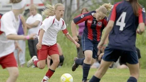 Piteå/Munksunds 97-tjejer (vita tröjor) vann semifinalen över Röbäck med 3-2. Efter  matchen anklagades ledarna i Piteå/Munksund för att ha hånat spelarna i Röbäck.
