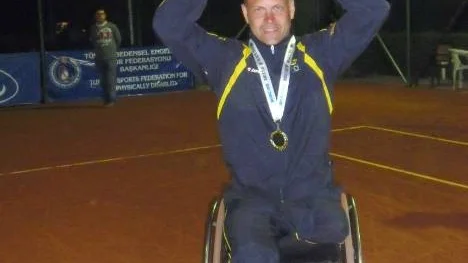 Numera kan Piteåbon Peter Wikström kalla sig världsmästare. Han och Stefan Olsson tog guld i lag-VM i rullstolstennis som avgjordes i Manavgat,Turkiet. Det här var Peter Wikströms andra guld i lag-VM under hans karriär.