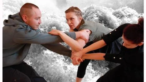 "Mind the gap" - en samproduktion tillsammans med finska dansscenen Jojo i Uleåborg, av koreografen Patrik Häggström - var ett pilotprojekt inför Artic Dans Circle som nu drar igång.