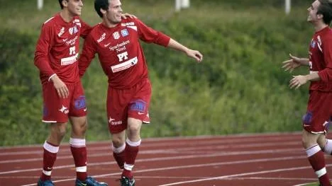 Piteå IF fick en tung avslutning på våromgången i division 2. På de sista fyra matcherna tog laget bara en poäng. Nu hoppas mittbacken Christoffer Nilsson (i mitten) att höstomgången börjar bättre och i fortsättningen bjuder på poäng, vinster och jubel.  Till vänster på bilden står Kristoffer Nordlund som är tillbaka i Piteåtröjan igen och till höger syns Johan Jonsson. (Arkivbild)