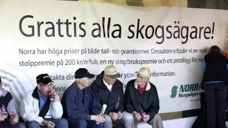 Förmodligen nöjda skogsägare tar sig en rast och diskuterar de höga skogspriserna.