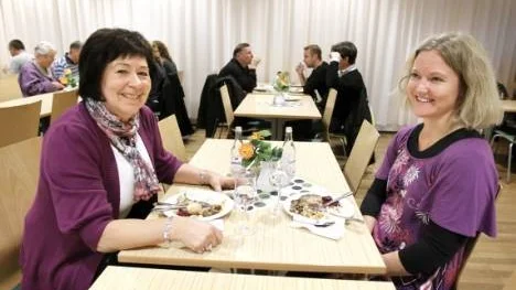 Gun-Britt Grenvall äter alltid lunch, men oftast medhavd sådan. Ing-Marie Hellströms besök på Noliarestaurangen hör också till ovanligheterna eftersom hon jobbar inom barnomsorgen och då äter lunch med barnen.