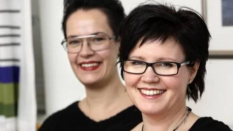 Sedan årsskiftet arbetar Siv Eliasson Kurkinen (till höger) som dietist vid Piteå kommun. Till vänster i bild: Maria Stoltz, kostchef vid Piteå kommun.