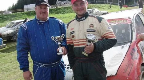 Pokalprydda. Roger Ignberg, till vänster, och Jonas Ökvist tog båda tredjeplatser i helgens rallycross på Klutmarksbanan.