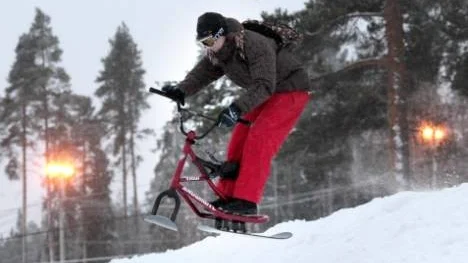 Det går undan i backen när Dimitri Yakubov susar fram med sin snowbike. På sina ställen flyger han fram i pisterna.