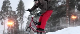 Dimitri tar cykeln nedför slalombackarna