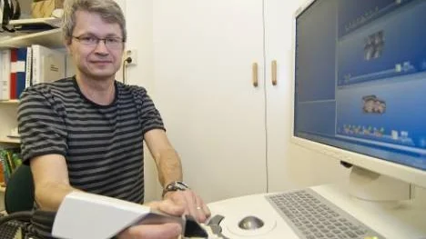 Digitala tandavtryck. Med en mätkamera skapar Tore Eriksson en tredimensionell bild av tanden och ger datorn den information som behövs för att styra maskinen som fräser ut den nya kronan i ett porslinsmaterial.
