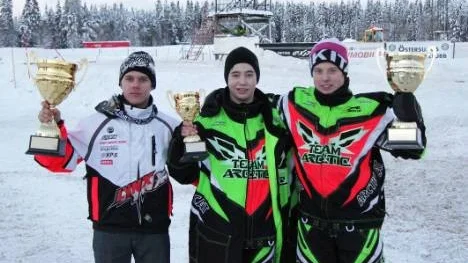 Framfångsrika förare i Östersund. Från vänster: Petter Nårsa, vinnare i Pro Open, Albin Lundqvist, trea i U12-14, och Joel Westerlund, vinnare i Pro Stock.