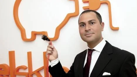 Faraz Azima är vd och en av grundarna av Elskling AB, Sveriges största sajt för jämförelse och byte av elavtal. Han kan förklara varför uppgifterna hos Elpriskollen och Elskling skiljer sig så mycket åt.