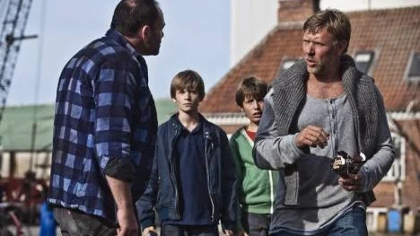 Vardagsvåld. Kim Bodnia, William Jøhnk Nielsen, Markus Rygaard och Mikael Persbrandt i "Hämnden".