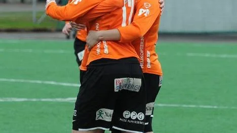 Erika Karlsson klappas om efter att ha gjort matchens enda mål. Nu kan Piteå IF säkra allsvenska platsen på hemmaplan på lördag.