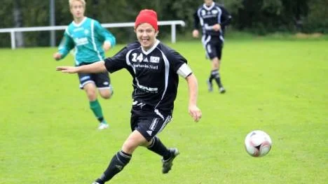Jonas Nordsten - en färgklick i Lillpite med sin röda huvudbonad. Lika färgstarkt var inte Lillpite i matchen mot serieettan Bergnäset som förlorade med hela 0-4.