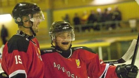 En skrattmatch? Ja, åtminstone i de två första perioderna trivdes Mattias Backman, till vänster, Jonas Lindgren och de övriga spelarna i MG/Arvidsjaur riktigt bra. Jonas Lindgren svarade för fem poäng, ett mål och fyra assist.