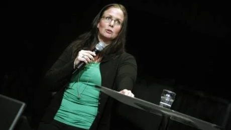 Engagemag och energi. Programledaren Titti Schultz gav prov på båda sakerna i samband med en inspirationsföreläsning för mediastudenter i Piteå på onsdagen.