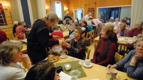 Ingen Umba-träff utan lotteri. Märta Lindfors köper lotter av Gun-Britt Öberg i Umba-gruppen. Vinsterna bestod bland annat i konst från Umba.