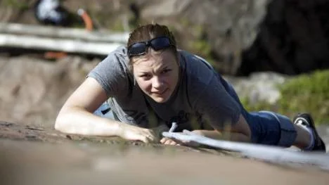 Med handledaren Ingela Andersson klättrande i Dödlarsberget illusterar Vuxenutbildningen i Älvsbyn satsningen på ett nytt grepp för att hjälpa unga Älvsbybor mellan 18 och 35 år att komma ut i arbetslivet.