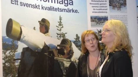 Christina Simonsson, till höger, ordförande för centerkvinnorna i Norrbotten, har efter gårdagens besök fördjupat sina kunskaper i vad jägarbataljonen i Arvidsjaur sysslar med. Partikamraten Kristina Bäckström, Arvidsjaur, tog initiativ till besöket.