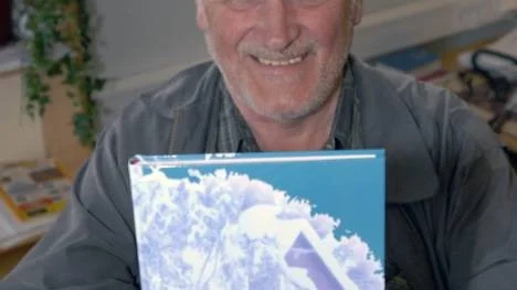 Peter Norström är redo för sitt första boksläpp. På torsdag är det dags, då får Arvidsjaursborna chansen att möta författaren från Abborrträsk och hans bok Tystnaden i Järvvik.