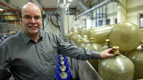 Först uppfann han gasolflaskan i komposit. Nu har professor Curt Berglund, Norrfjärden, utveckat en helt ny tank för gasdrivna bilar. Det kan leda till ett 30-tal nya jobb i Öjebyn. (Arkivbild).