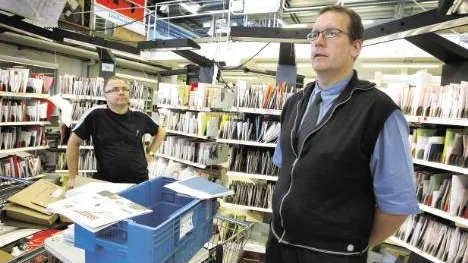 Brevbäraren Kjell Lundmark (till vänster) och Peter Burman, utdelningschef för Posten i de centrala delarna av Piteå kommun, märker av att företagen skickar färre brev. Men det kompenseras till stor del av den ökade distanshandeln med nätprodukter som skickas som brev och paket. Dessutom har antalet hushåll i centrala Piteå blivit fler, säger Peter Burman.