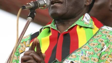Den 84-årige Robert Mugabe biter sig fast vid makten i Zimbabwe. Även om valet inte är färdigräknat rapporteras om olika former av valfusk.   Dels på grund av en valrörelse med riggning och allehanda fusk, dels på grund av en konstitution som gynnar Mugabe.