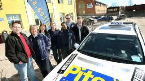 Här är gänget som ska guida turister i sina taxibilar i sommar. Från vänster: Anders Sandberg, Gun Norenheim, Josefina Sundquist, Katarina Norenheim, Mikael Jonsson, Daniel Westerlund och Mikael Sköllermark.