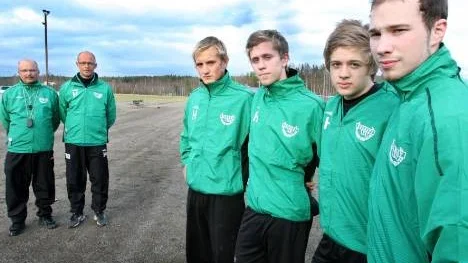 Nya ansikten för säsongen i Svensby SK. I bakgrunden tränarna Torvald Vikström (till vänster) och Stig Öberg. Närmast nyförvärven Mathias Svensson (till vänster), Anton Grundström, Erik Nilsson och David Berggren.