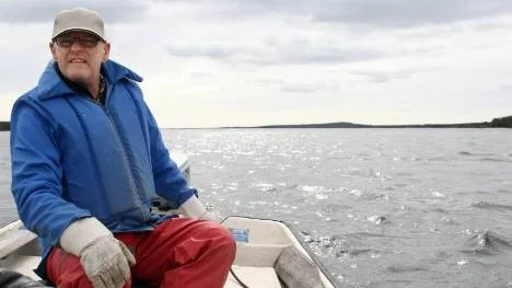 När Gunnar Karlsson lade ut siknäten på lördagmorgonen såg han ett 60-tal sälar på isen i Storfjärden. Så många så långt in i fjärden har han aldrig sett förut.