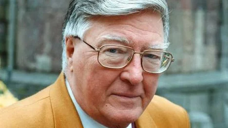 Författaren Olov Svedelid har avlidit, 76 år gammal. Han blev mest känd för sina deckare om Roland Hassel.