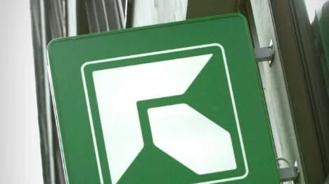 Skandal. I sin iver att jaga sjukskrivna har Försäkringskassan ökat köerna för dem som har rätt till föräldrapenning och bostadsbidrag.  Förseningarna skylls på att kassan omorganiserar, en omorganisation som pågått i ett år utan att ha kommit till skott. En byråkratisk skandal.