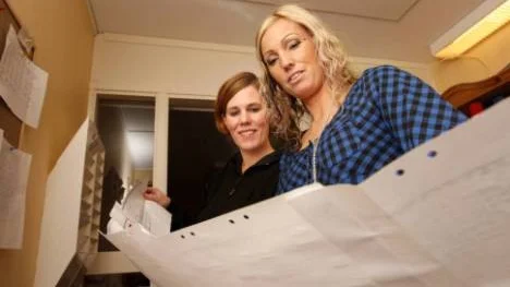 De anställda på avdelningen gör var sitt önskeschema sedan går Anna-Lena Berg, till vänster, och Johanna Bergman igenom schemana och ser var det finns luckor som måste fyllas igen.