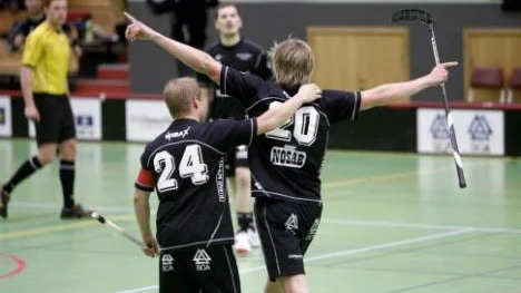 Det såg länge mörkt ut, men till slut blev det segerjubel för Wibax/Piteå hemma mot Skellefteå. Här är det backen Robert Wikman (24) som grattar tvåmålsskytten Erik Sandlund som nu är uppe i 12 fullträffar.
