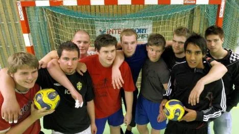 Ungdomarna som ställde upp när Öjeby HK var i djup kris. Från vänster: Robin Bergström, Jan Lundberg, Björn Nordsvahn, Robert Larsson, Per Bergman, Olle Edsborg, Jan Berglund, David Olovsson och Mattias Eriksson. Saknas på bilden gör Gustav Brodin.