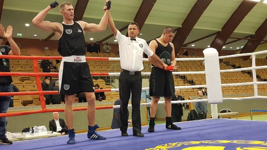 John Salomonsson förlorade SM-kvartsfinalen mot långe Göteborgsboxaren Linus Andersson.