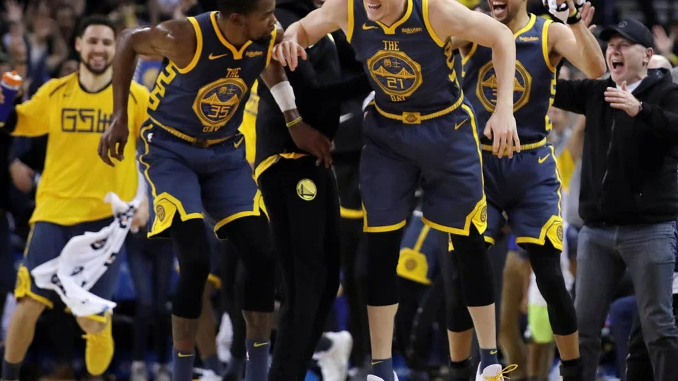 Golden State Warriors Jonas Jerebko firar skottet med superstjärnorna Stephen Curry (höger) och Kevin Durant (35)