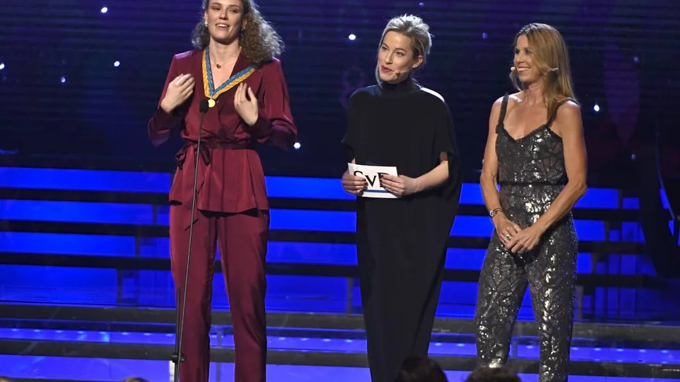 Hanna Öberg, till vänster, fick ta mot Bragdguldet av Magdalena Forsberg, till höger.