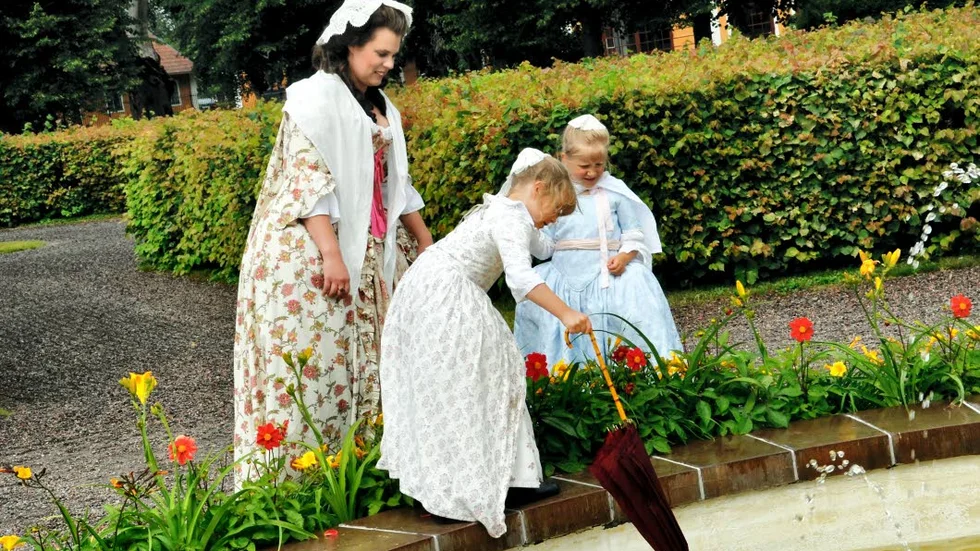 Såhär såg det ut ett tidigare år när Ellinor, Agnes och Idun från Sällskapet Gustafs Skål flanerade i parken innan barnmodevisningen i Barnens bruk.