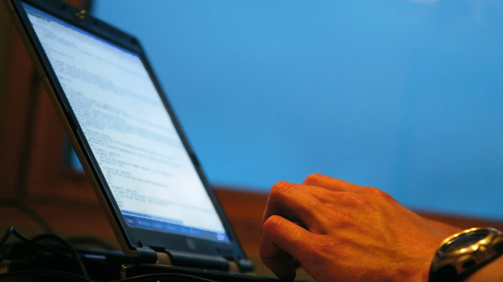 Att vara anonym när man skriver insändare kan för en del kännas nödvändigt för att inte utsättas för skitsnack, menar skribenten, som dock önskar att alla vågade stå för sina åsikter.