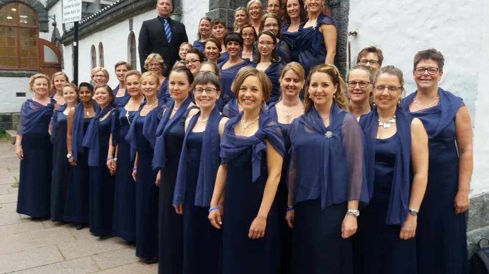 La Cappella utanför St Jakob Kirke, Bergen. Längst bak till vänster körens dirigent Tony Margeta.