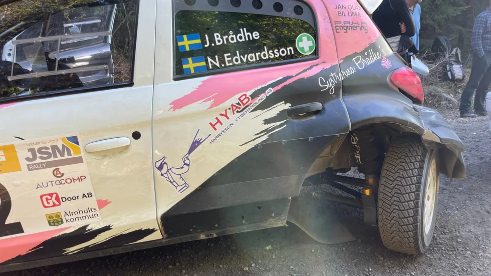 Det kommer att krävas en hel del jobb för teamet runt Jonna Eson Brådhe för att få bilen i skick igen efter stubbens härjning.